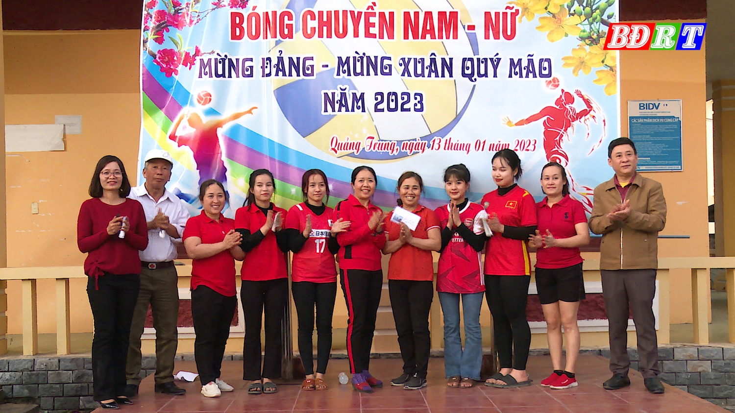 Ban tổ chức trao giải nhất bóng chuyền nữ cho đội thôn Trung Thôn, xã Quảng Trung