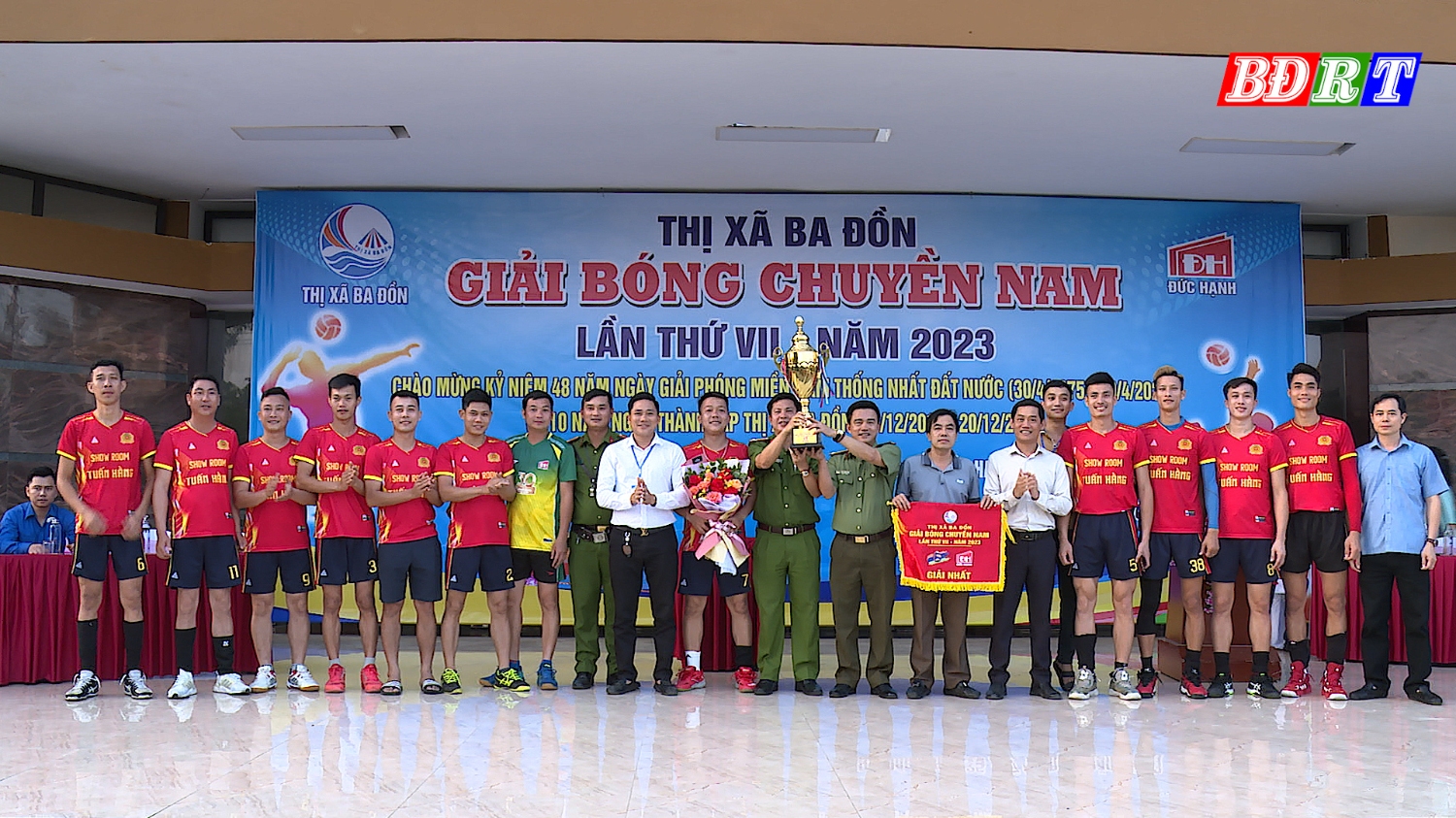 Ban tổ chức trao giải nhất cho đội bóng Công an thị xã Ba Đồn