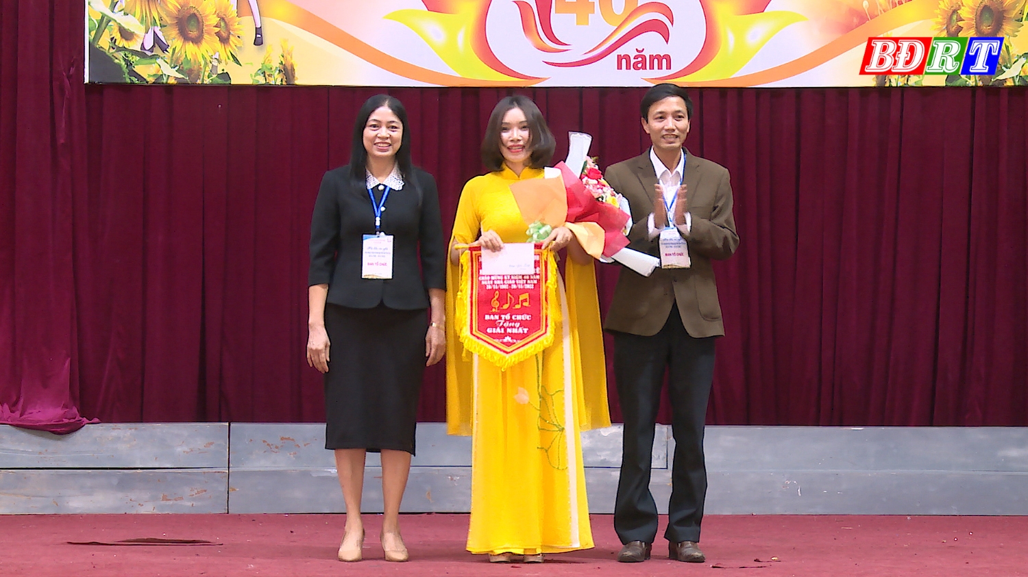 Ban tổ chức trao giải Nhất cho đội Trường THPT Lương Thế Vinh
