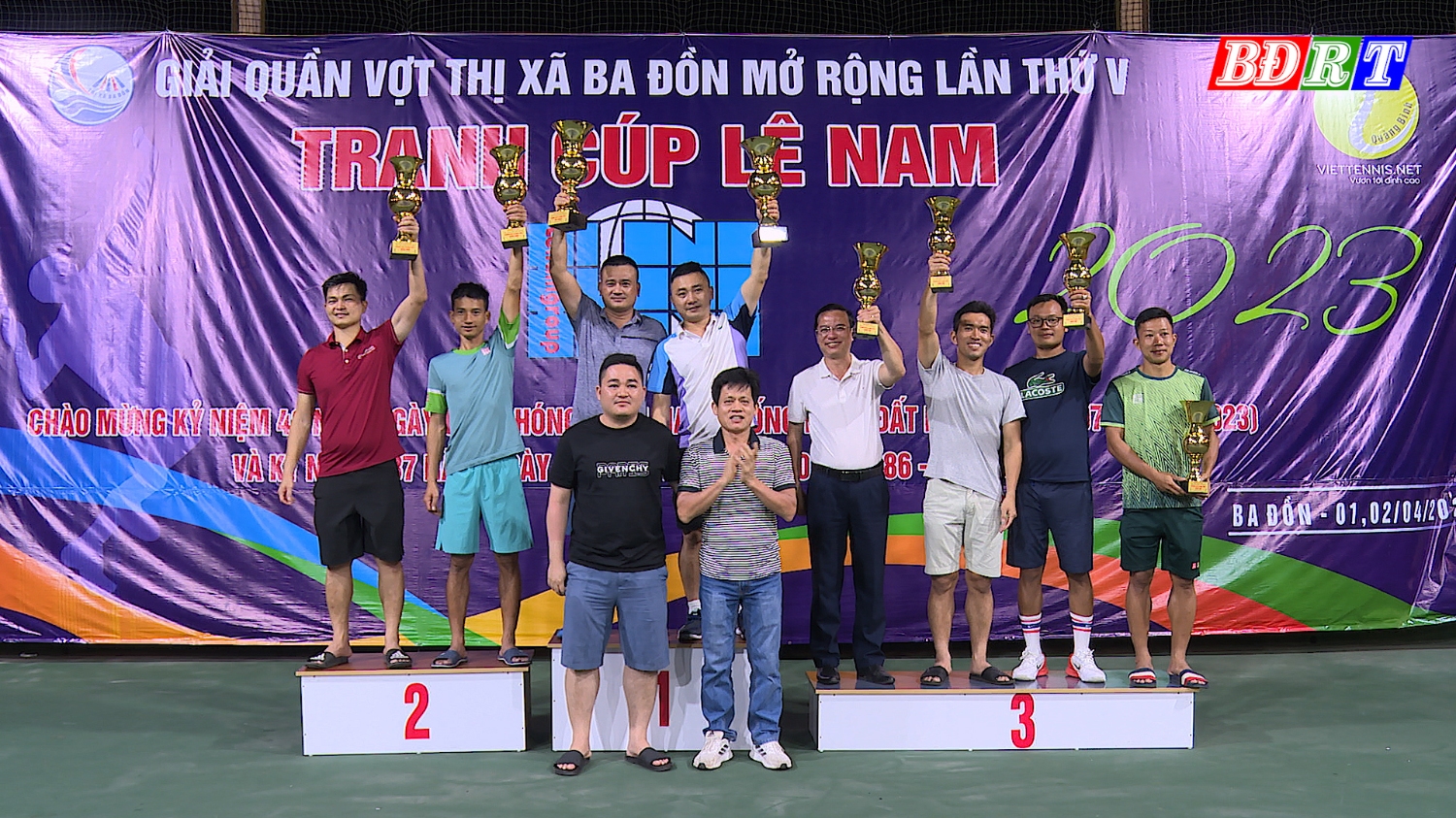 Ban tổ chức trao giải nhất ở trình điểm 1450 cho cặp VĐV Nhân – Phước (CLB Tennis Ba Đồn)
