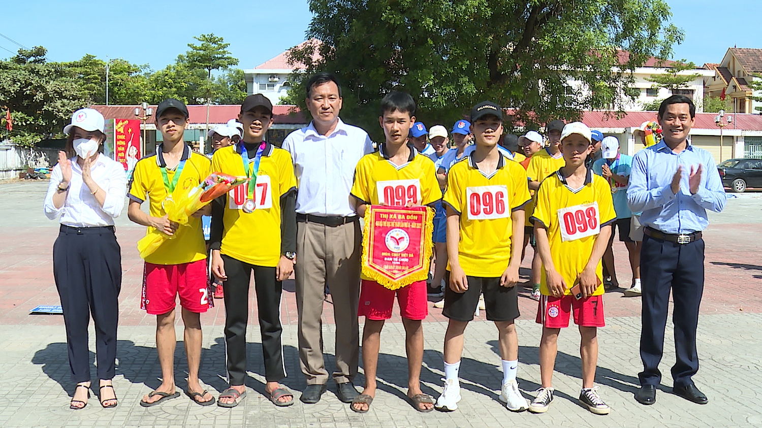 Ban tổ chức trao giải nhất toàn đoàn cho đội trường THPT Lê Hồng Phong