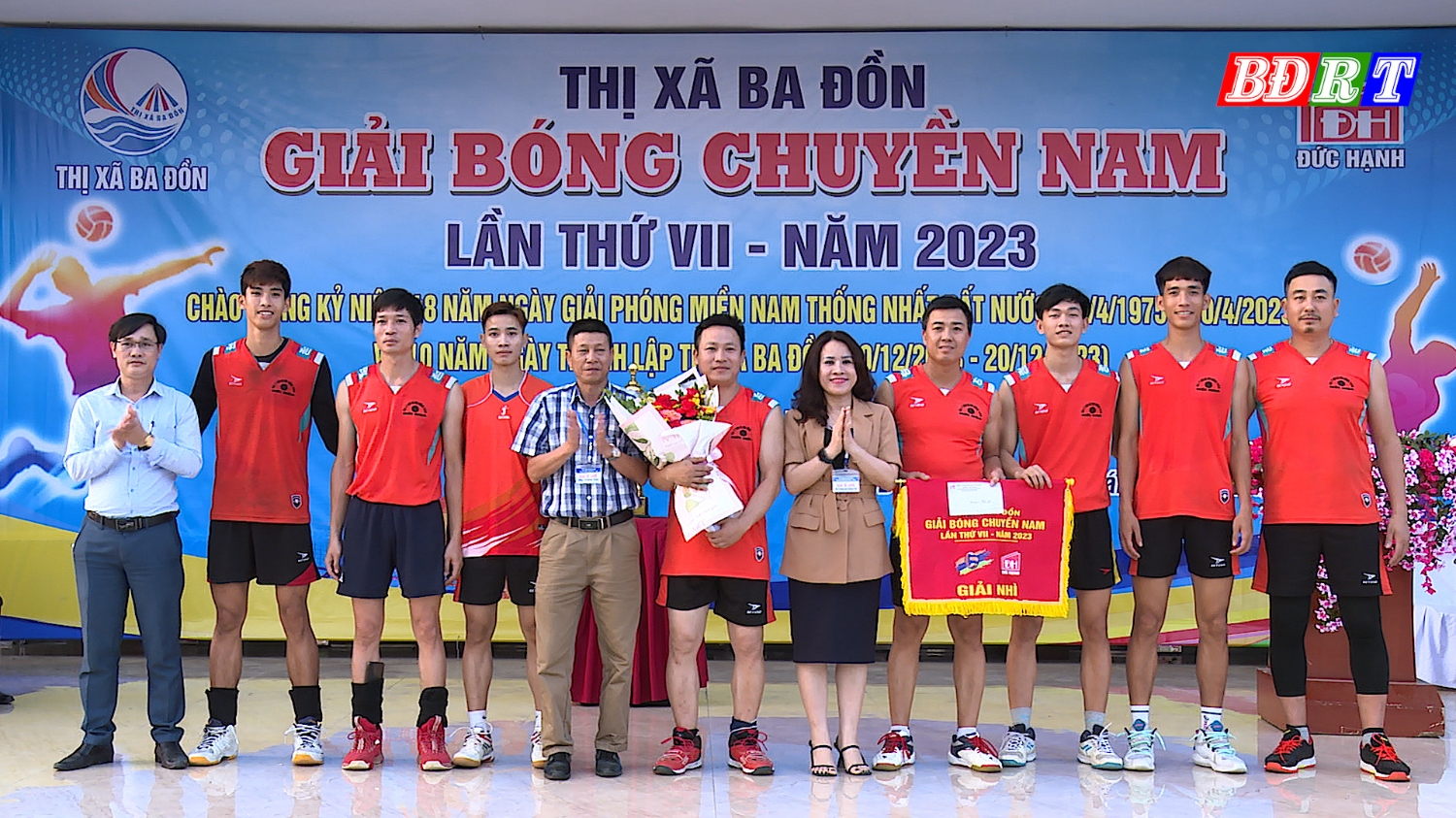 Ban tổ chức trao giải nhì cho đội bóng xã Quảng Hải