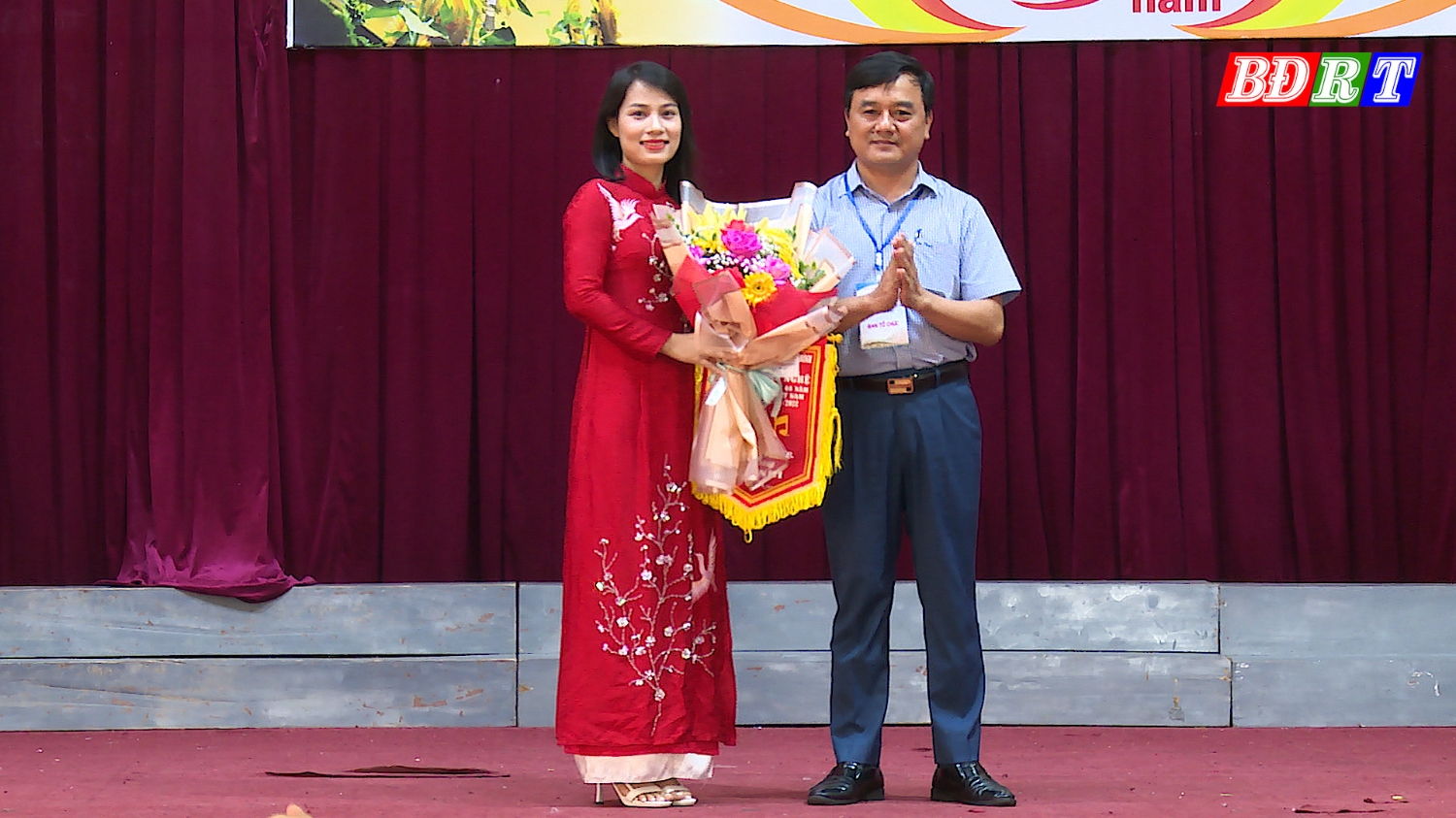 Ban tổ chức trao giải nhì cho đội trường THPT Quang Trung