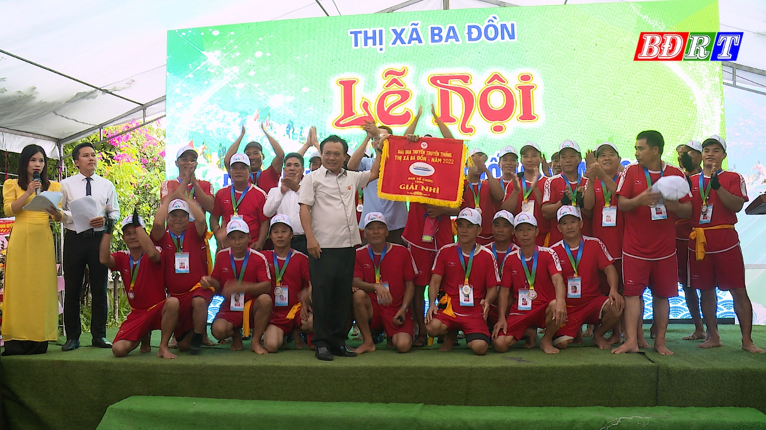 Ban tổ chức trao giải nhì cho đội xã Quảng Trung