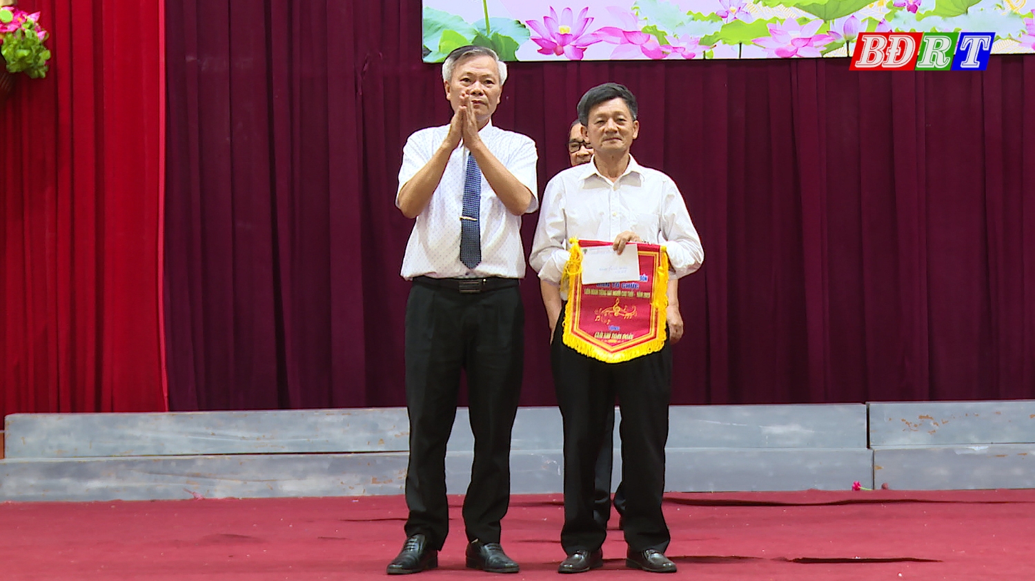 Ban tổ chức trao giải nhì cho hội người cao tuổi phường Quảng Thuận