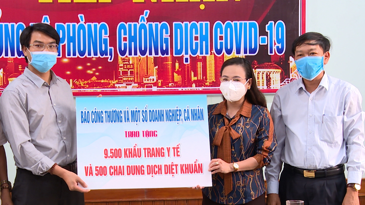 Đồng chí Phạm Thị Hân-UVTV Tỉnh ủy- Chủ tịch Ủy ban MTTQ Việt Nam tỉnh Quảng Bình - báo Công thương trao quà hỗ trợ dịch bệnh Covid - 19 cho UBMTTQVN thị xã Ba Đồn.