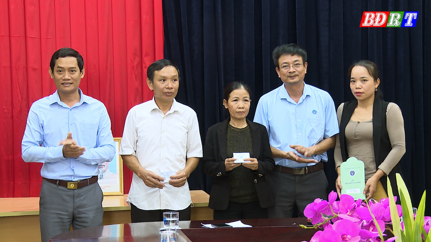 Bảo hiểm xã hội thị xã Ba Đồn tặng thẻ BHYT và sổ BHXH cho người có hoàn cảnh khó khăn trên địa bàn phường Quảng Thuận