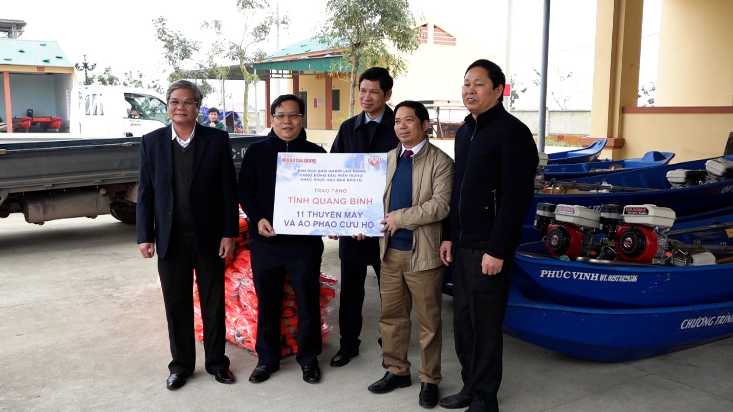 Báo Lao động trao tặng 11 chiếc thuyền máy cho các xã trên địa bàn thị xã Ba Đồn , huyện Quảng Trạch và Tuyên Hóa.