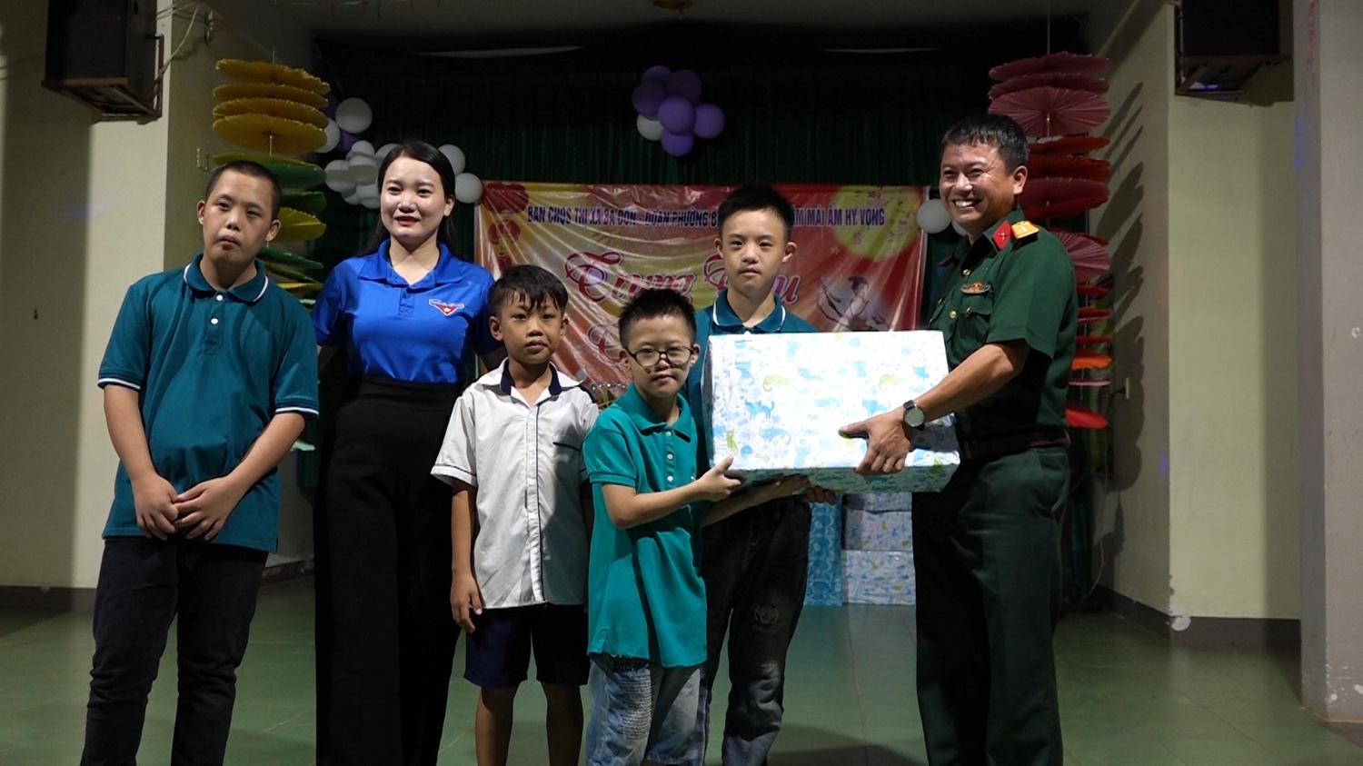 BCH Quân sự thị xã và Đoàn phường Ba Đồn trao quà trung thu cho các em.