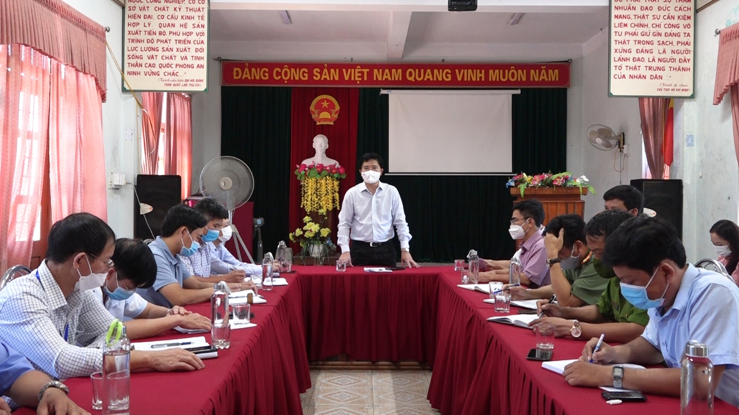 Đồng chí Bí thư Thị ủy Ba Đồn làm việc tại phường Ba Đồn về công tác phòng chống dịch bệnh Covid- 19.