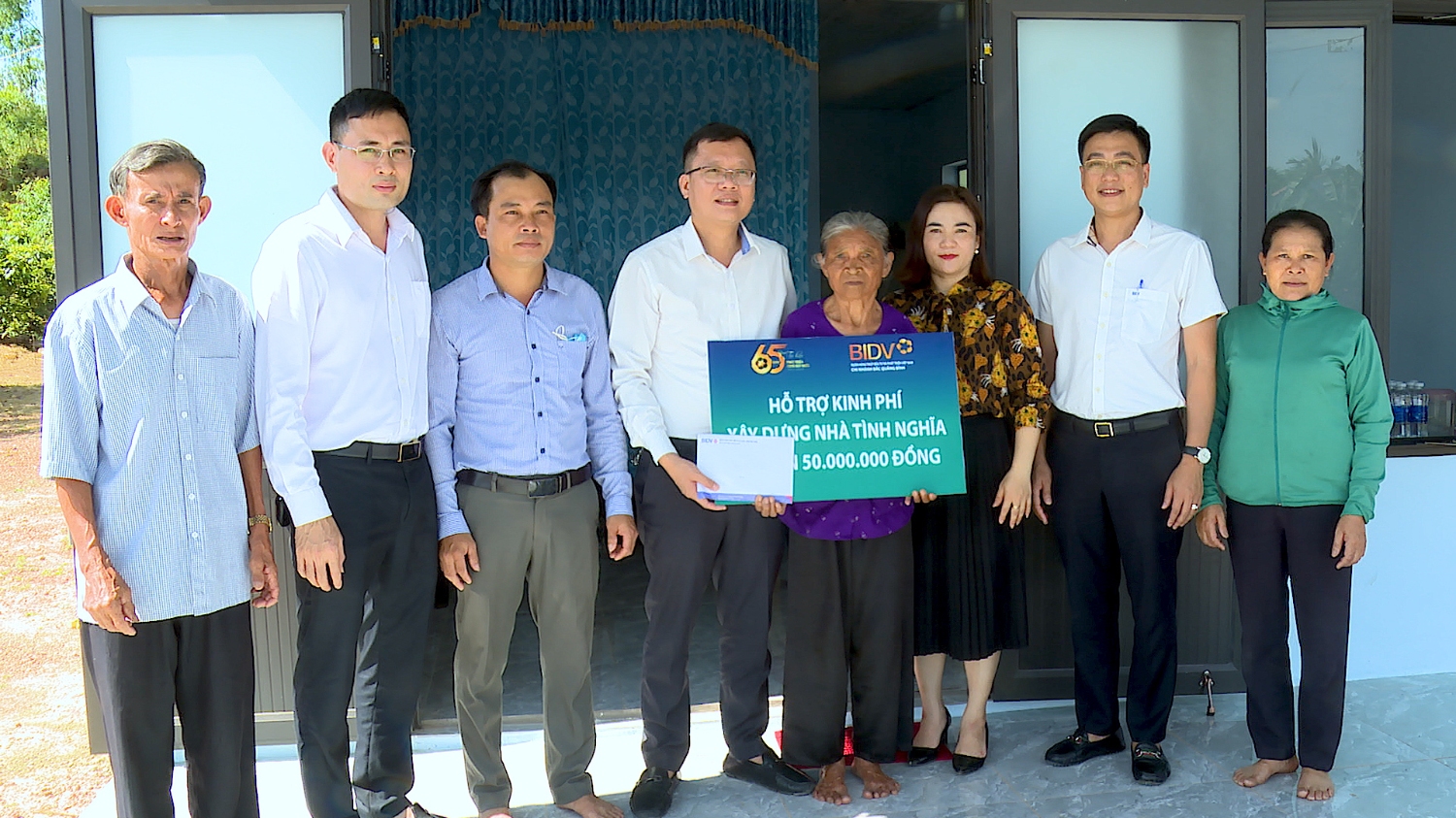 BIDV Bắc Quảng Bình hỗ trợ 50 triệu đồng giúp gia đình bà Tưởng Thị Phương xây dựng lại ngôi nhà.