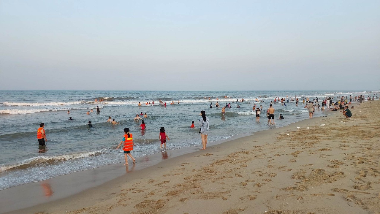 Biển Quảng Thọ thu hút lượng lớn khách du lịch