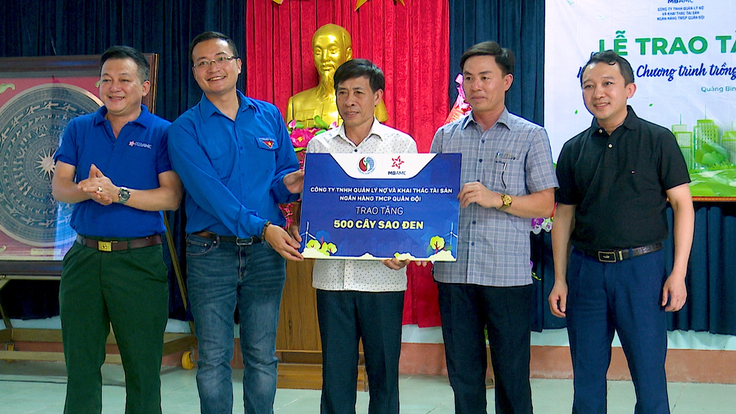 Bộ Tài nguyên và Môi trường phối hợp với Ngân hàng TMCP Quân đội trao tặng 1000 cây sao đen cho UBND xã Quảng Hải.