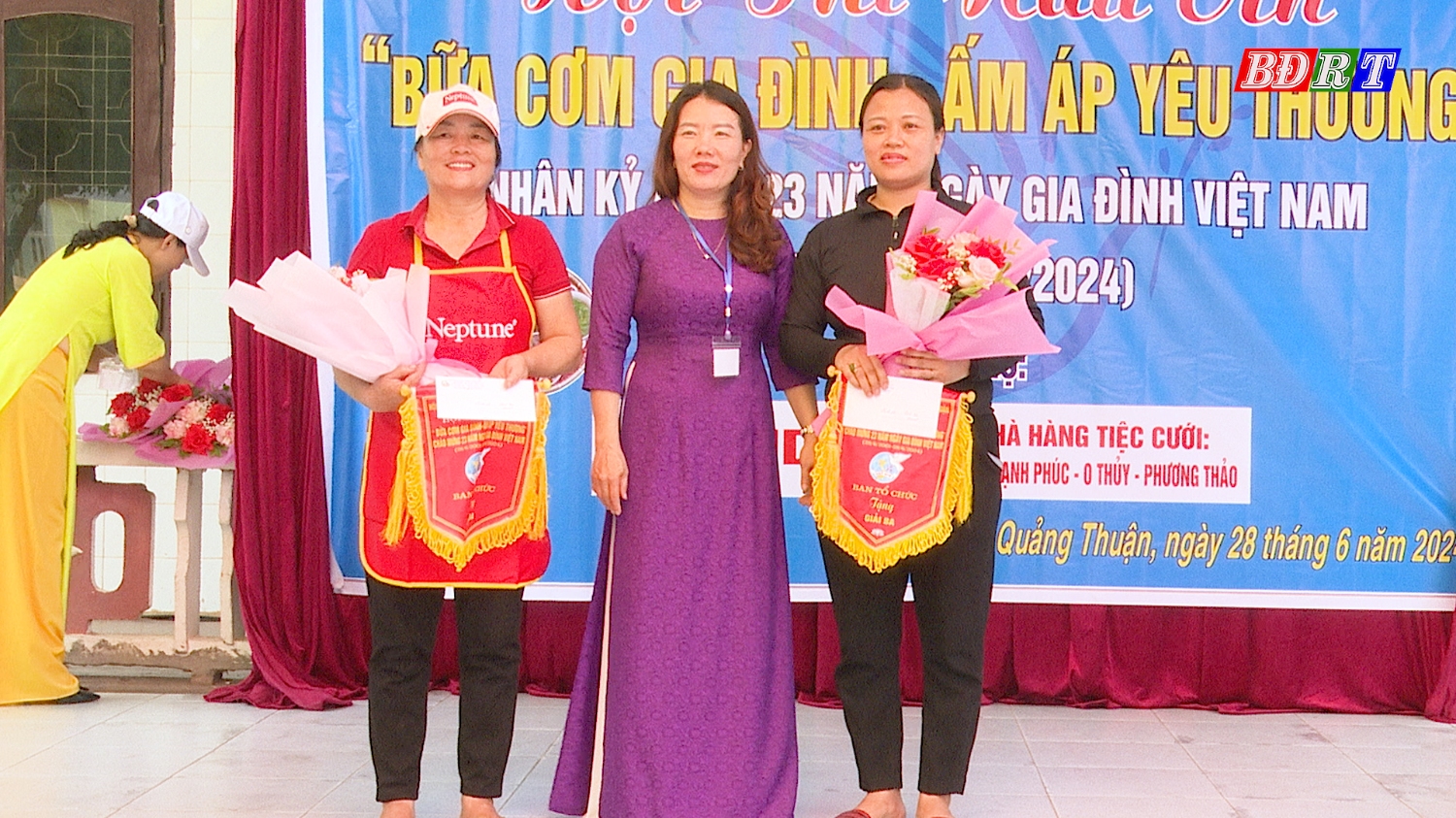 BTC trao giải Ba cho 2Chi hội phụ nữ Me Hội và Thuận Bài