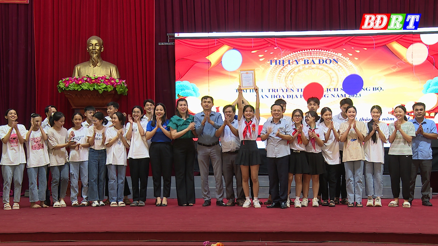 BTC trao giải Nhất cho đội thi phường Quảng Thuận