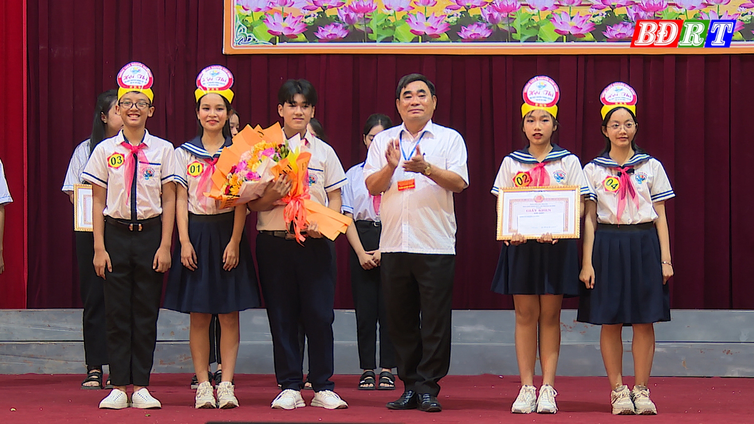BTC trao giải nhất cho đội trường THCS Nguyễn Hàm Ninh