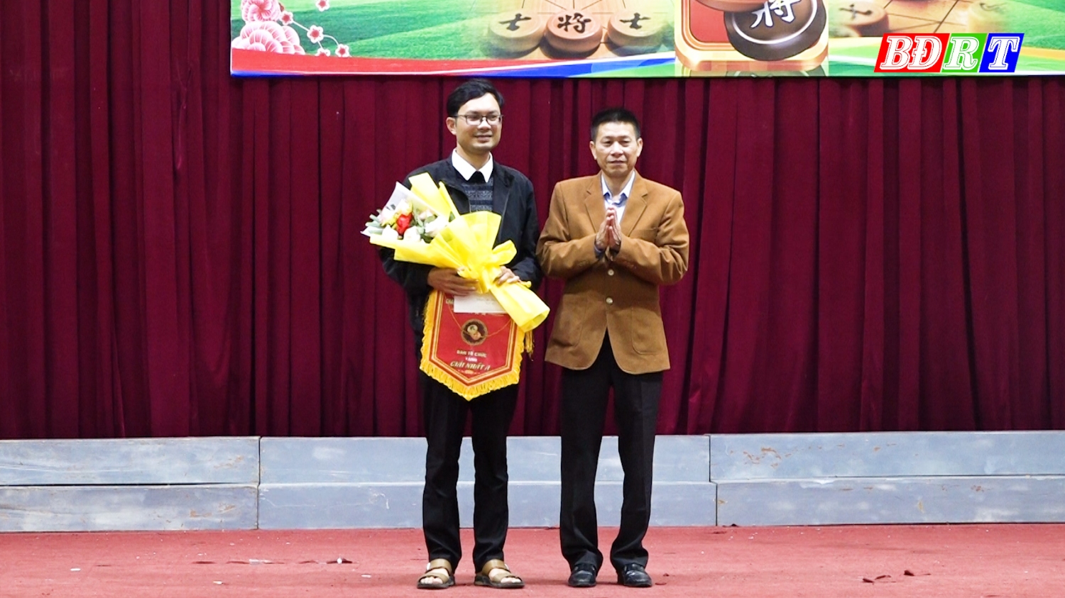 BTC trao giải Nhất hạng cá nhân nam A cho kỳ thủ Phạm Văn Tuân, CLB phường Ba Đồn