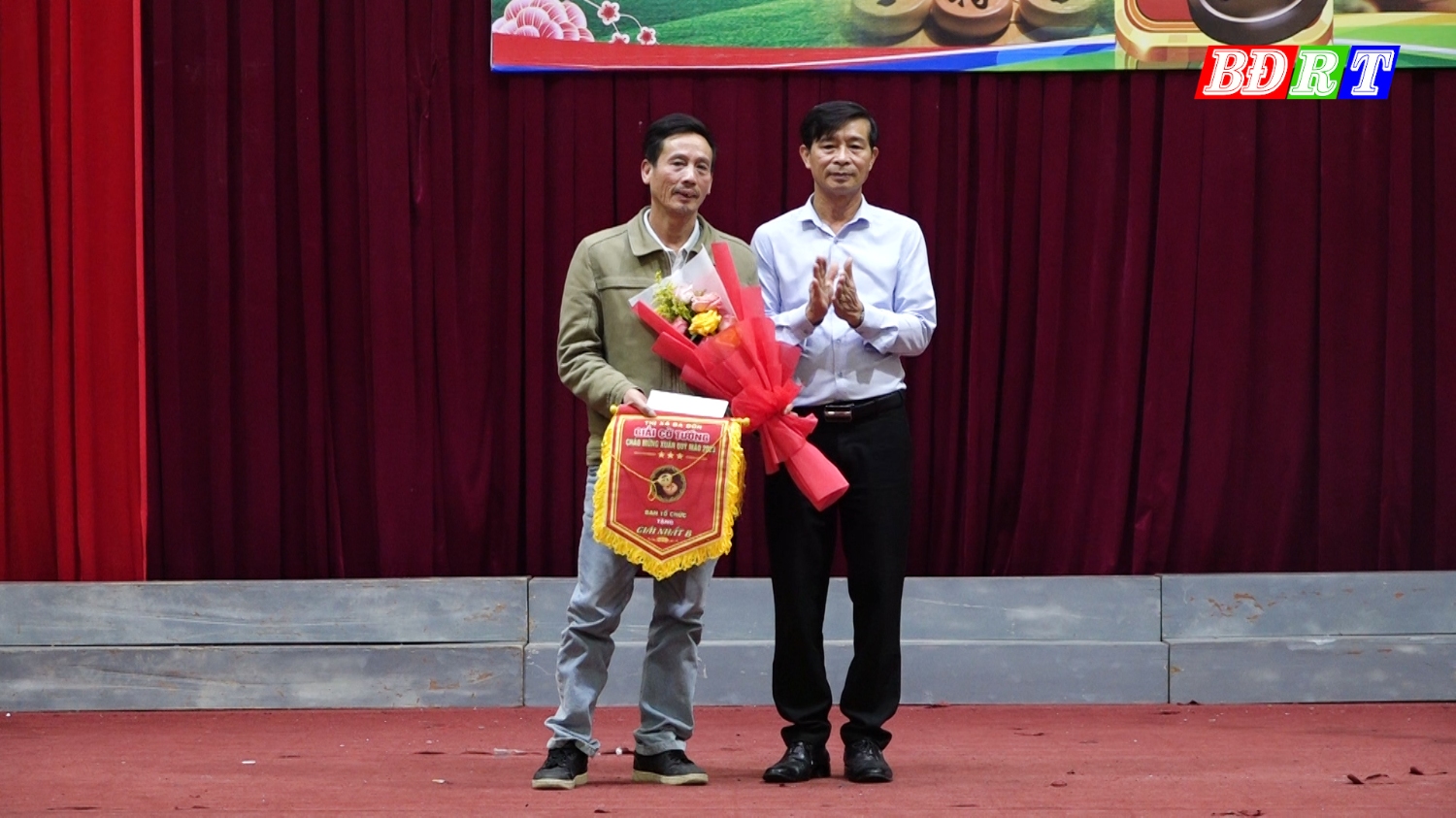 BTC trao giải Nhất hạng cá nhân nam B cho kỳ thủ Hoàng Vỹ Xồi, CLB Bệnh viện Đa khoa khu vực Bắc Quảng Bình