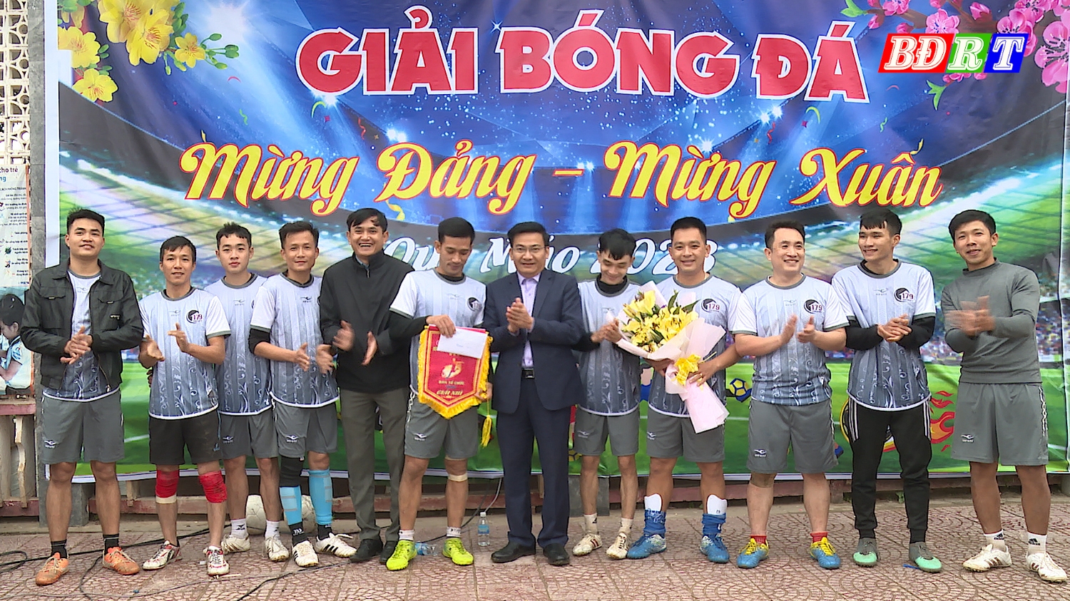 BTC trao giải Nhì cho đội bóng TDP Thuận Bài