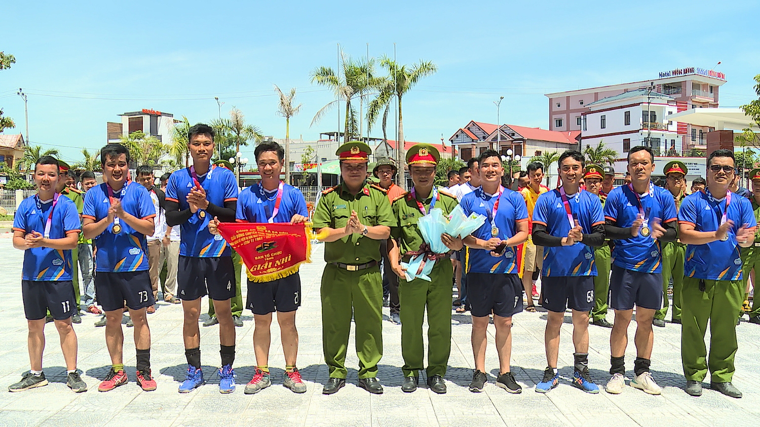 BTC trao giải Nhì cho đội liên quân công an phường Ba Đồn Quảng Long Quảng Phong