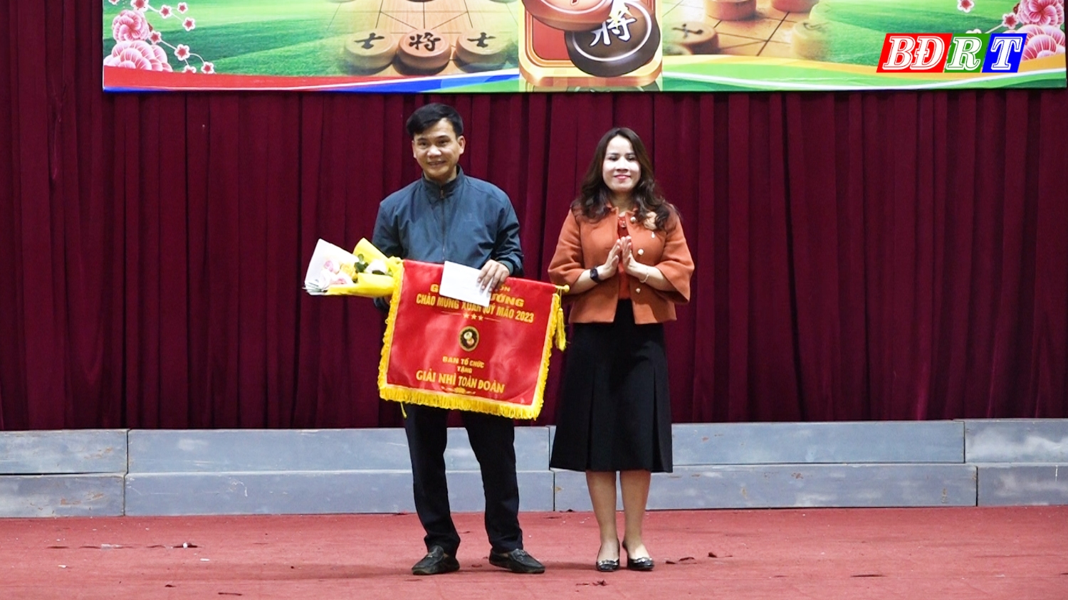 BTC trao giải Nhì cho đội phường Ba Đồn