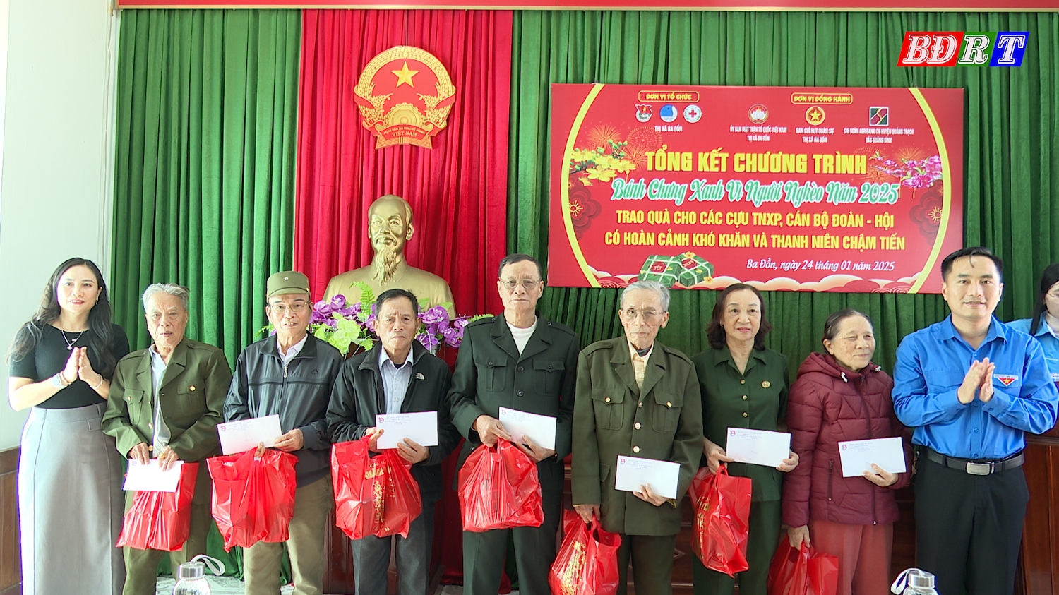 Các ban ngành trao tặng quà cho các cựu thanh niên xung phong có hoàn cảnh khó khăn trên địa bàn thị xã