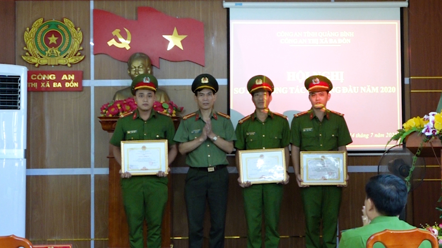Các cá nhân, tập thể điển hình được tặng giấy khen của Công an tỉnh Quảng Bình vì đã có thành tích trong công tác đấu tranh phòng, chống tội phạm, góp phần đảm bảo ANTT trên địa bàn