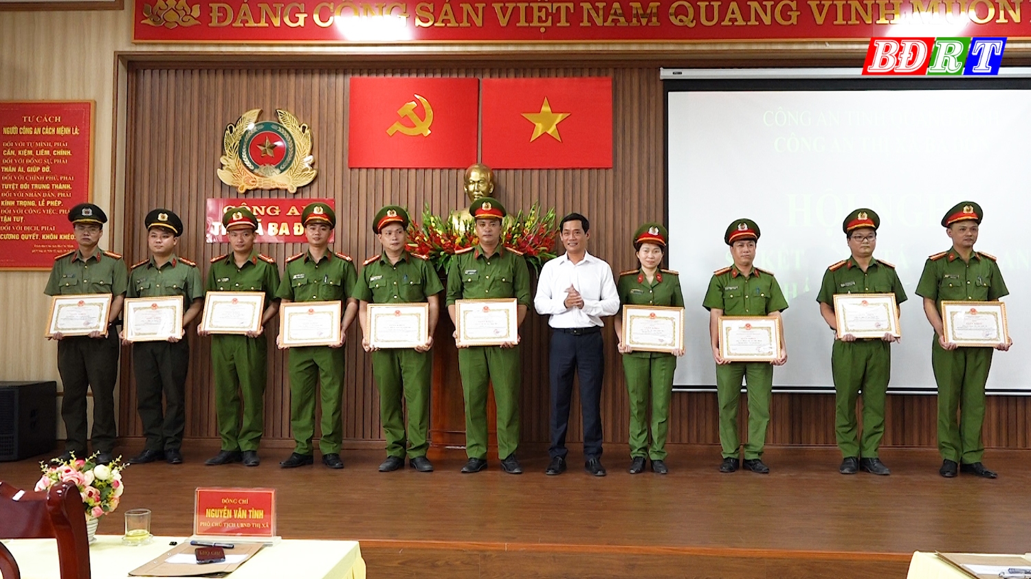 Các cá nhân vinh dự được nhận giấy khen của UBND thị xã Ba Đồn