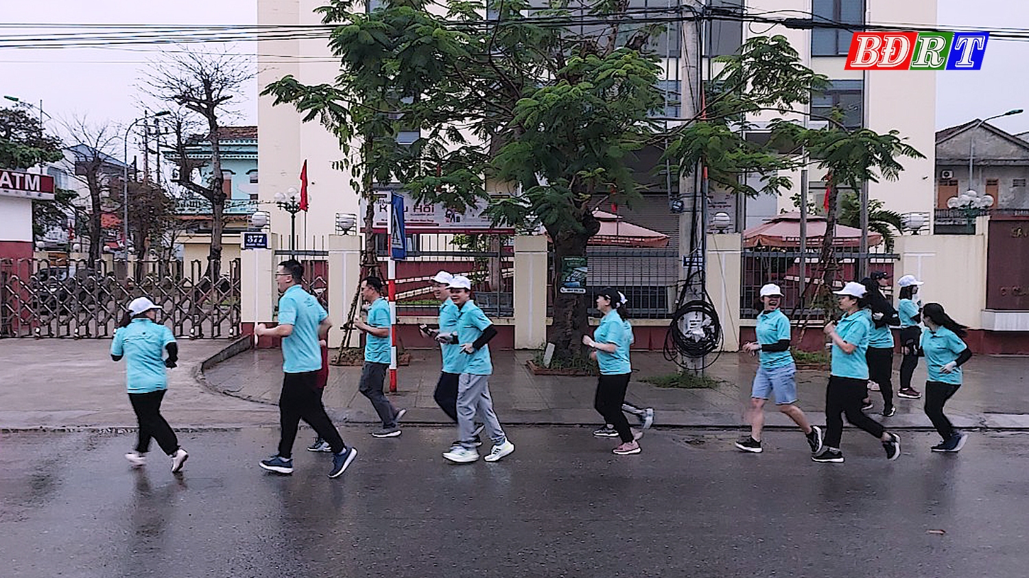 Các cán bộ, người lao động Agribank chi nhánh Quảng Trạch Bắc Quảng Bình tham gia chạy bộ