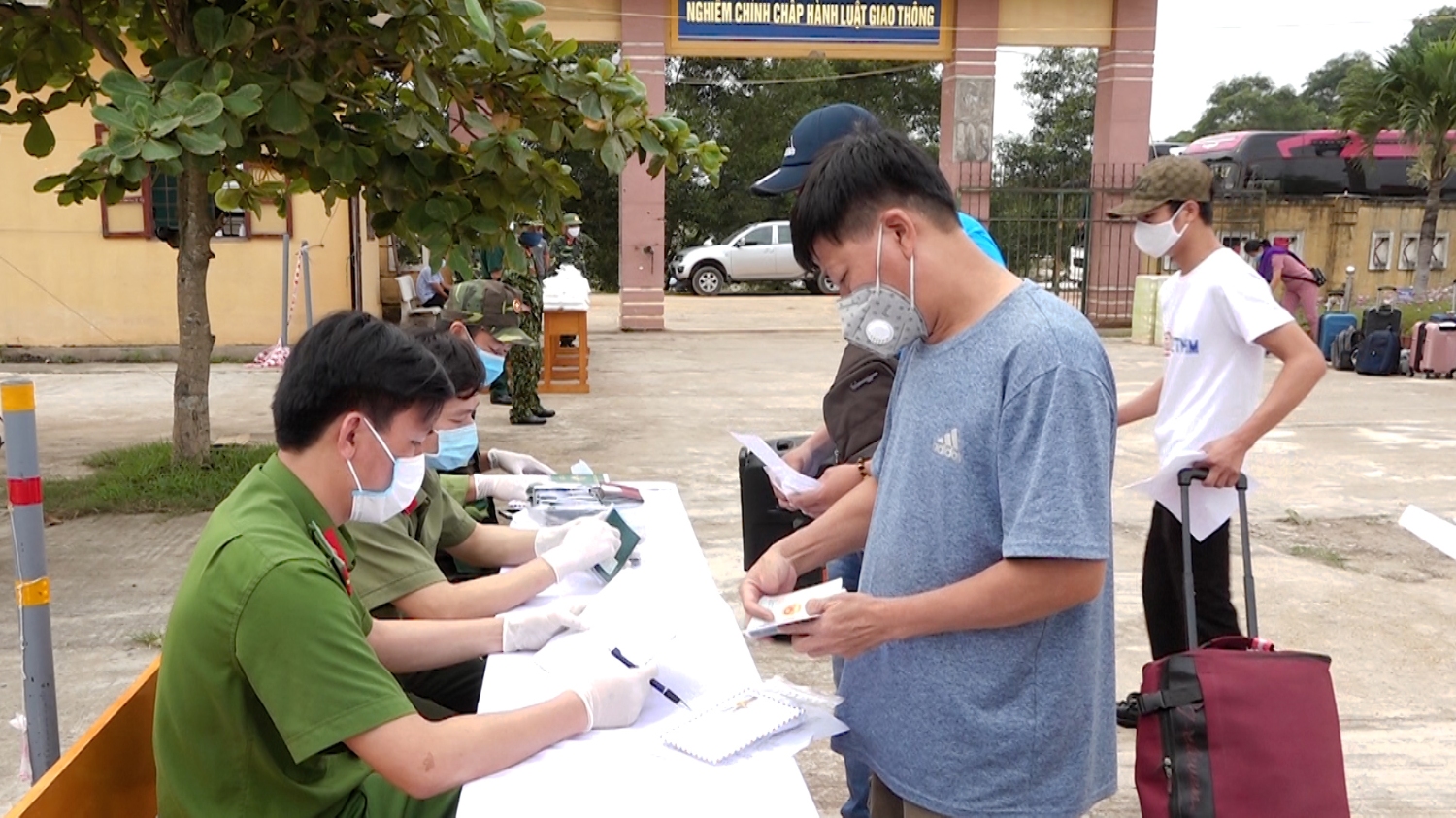 cac chien si lam thu tuc nhan ho chieu va ho tro tien tau xe cho nguoi dan