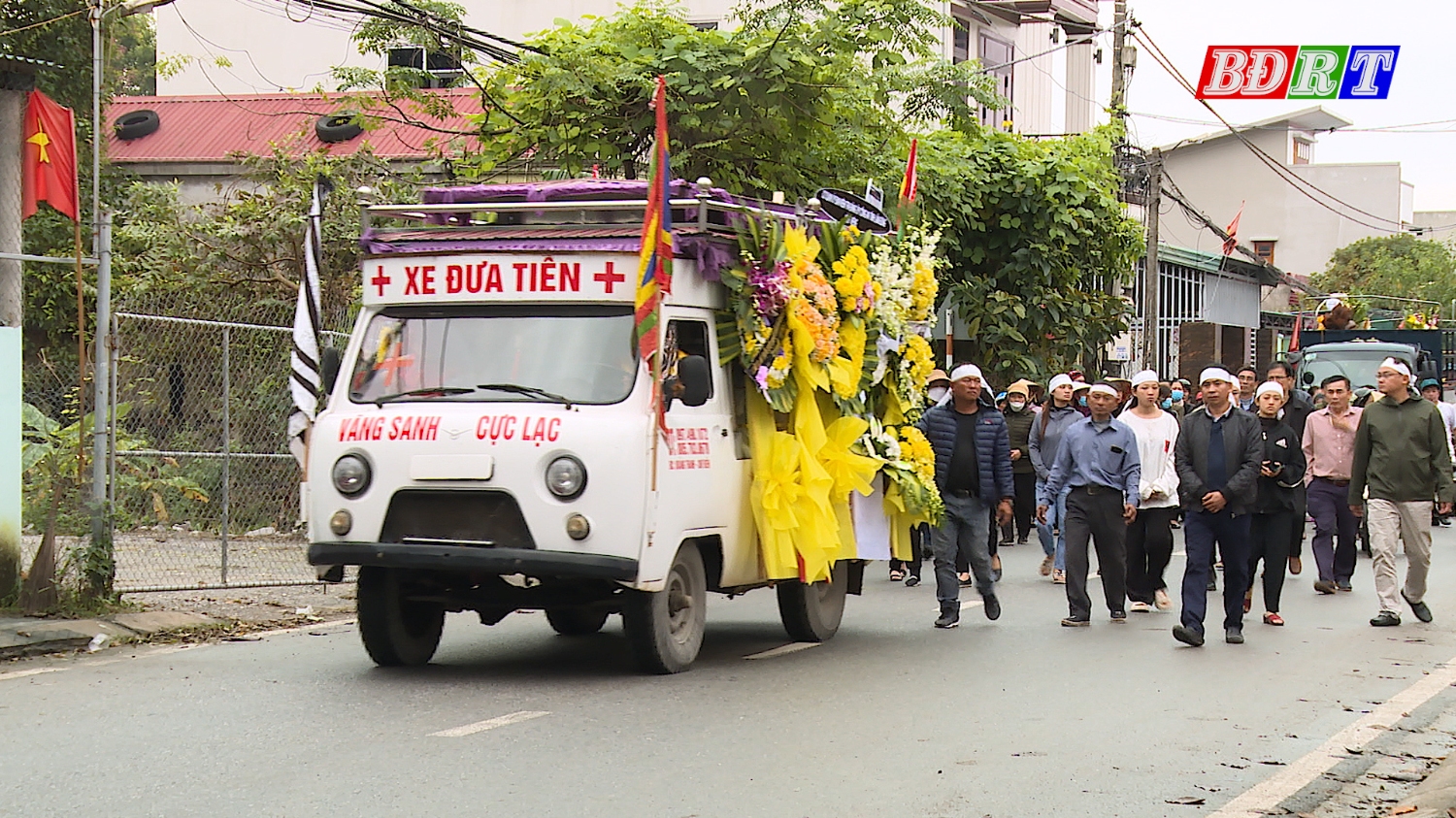 Các đại biểu cùng gia quyến và nhân dân đã tiễn đưa Mẹ Nguyễn Thị Nậy về nơi an nghỉ cuối cùng