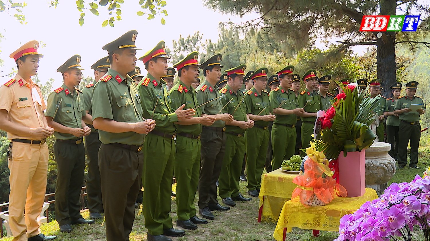 Các đại biểu dâng hương, đặt vòng hoa viếng Đại tướng Võ Nguyên Giáp tại Vũng Chùa, Đảo Yến