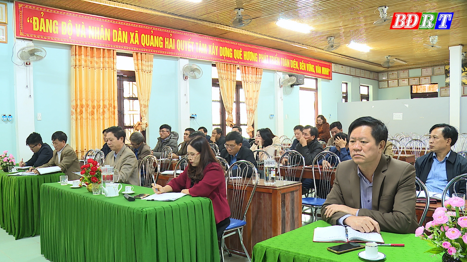 Các đại biểu tham gia hội nghị giao ban cụm 5 xã Vùng Nam