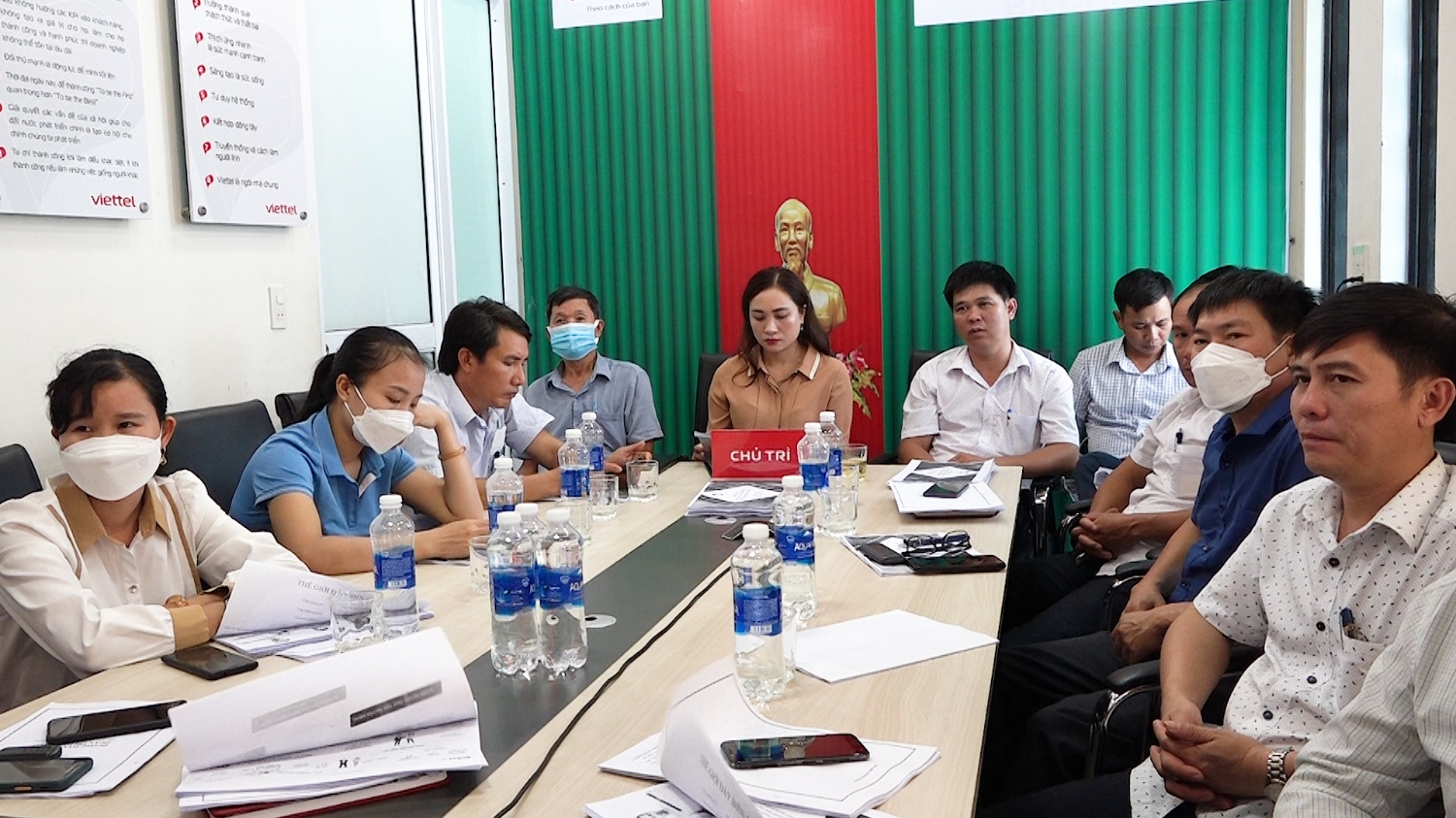 Các đại biểu tham gia hội nghị tại điểm cầui thị xã Ba Đồn.