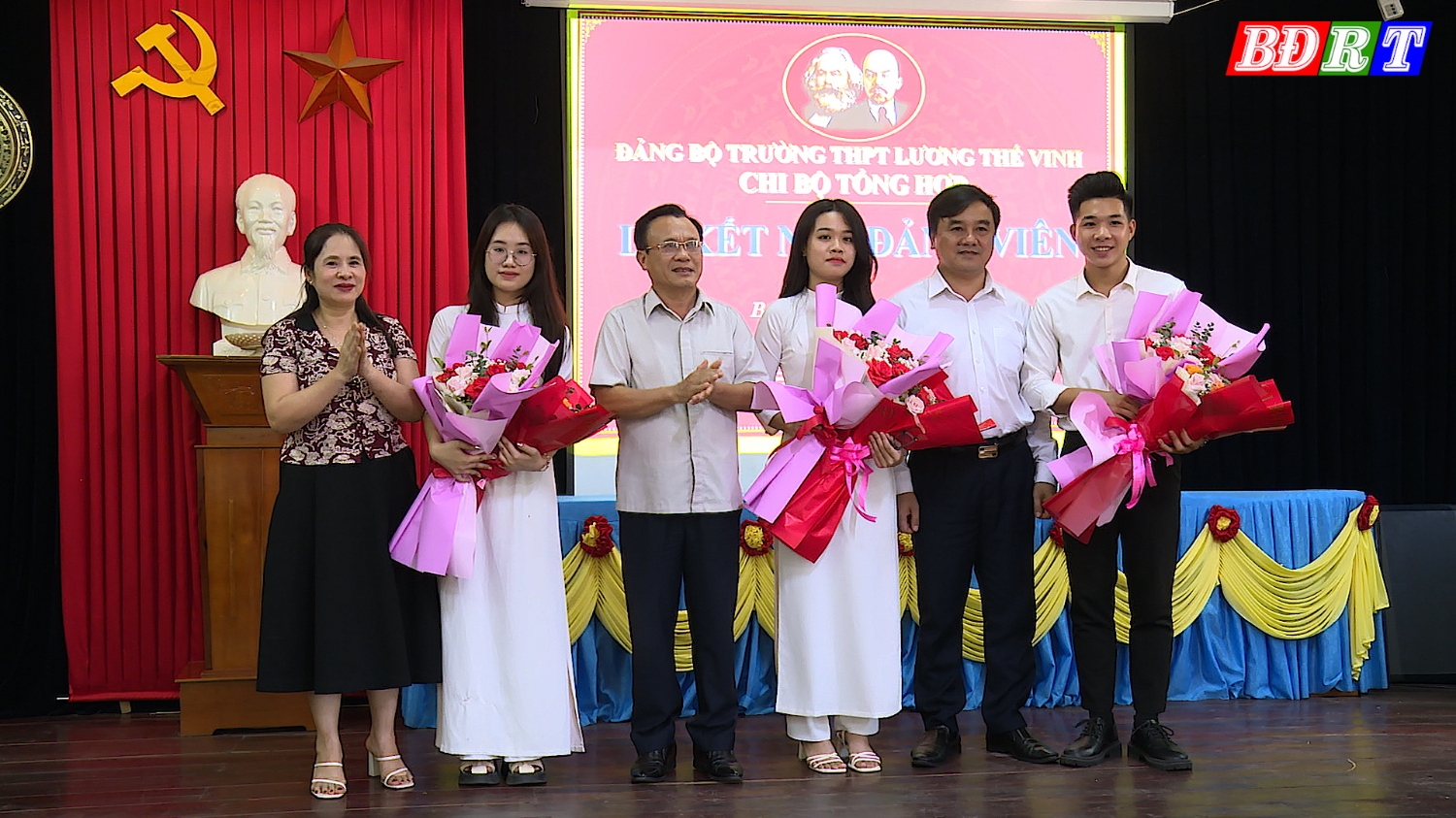 Đồng chí Phạm Duy Quang- PBT.TT thị ủy, Chủ tịch HĐND và đồng chí trưởng ban Tổ chức thị ủy trao quyết định và tặng hoa chúc mừng các đảng viên trẻ tại trường THPT Lương Thế Vinh