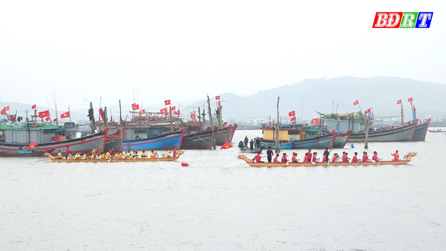 Các đội đua thuyền tham gia Lễ hội cầu ngư