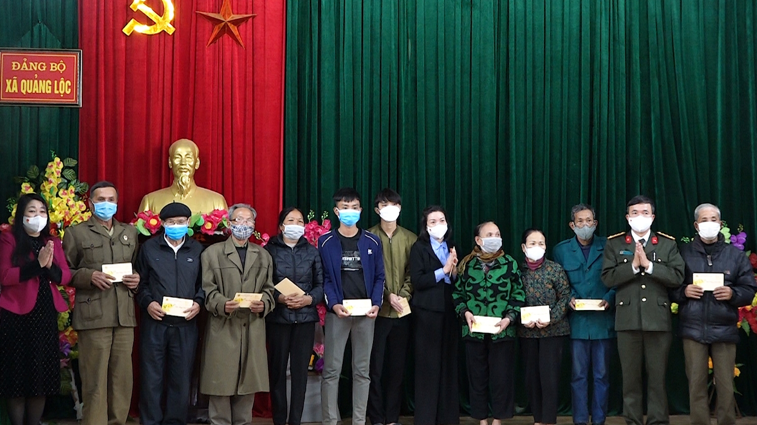 Các đồng chí trong đoàn Đại biểu Quốc hội tỉnh tặng quà cho các hộ nghèo trên địa bàn thị xã.