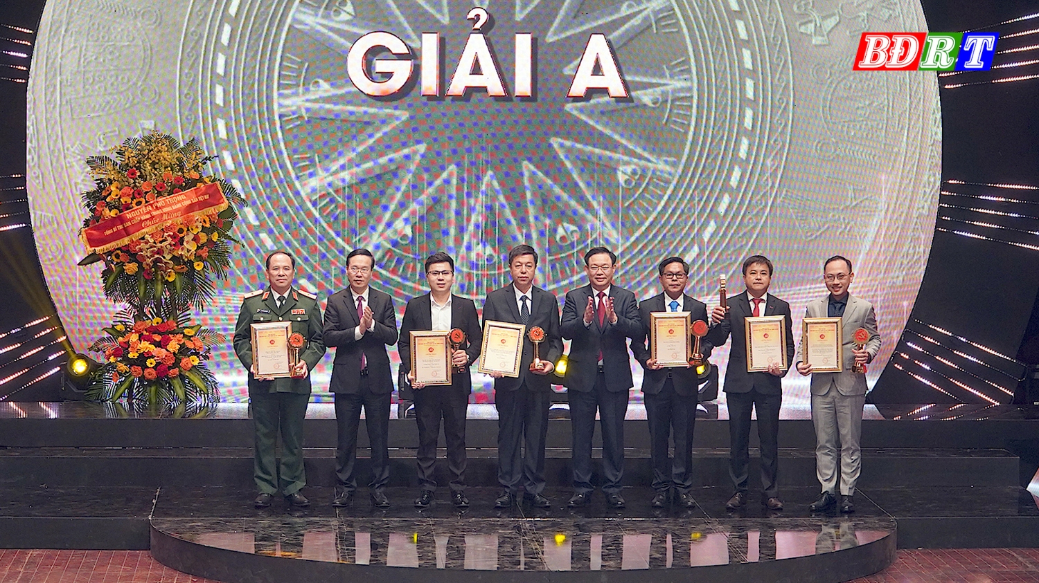 Các đồng chí Ủy viên Bộ Chính trị, Chủ tịch Quốc hội Vương Đình Huệ;  Thường trực Ban Bí thư Võ Văn Thưởng trao giải A cho các tác giả đoạt giải