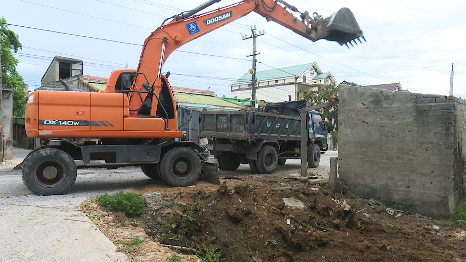 Các hộ dân tự nguyện giải phóng mặt bằng để thực hiện công trình.