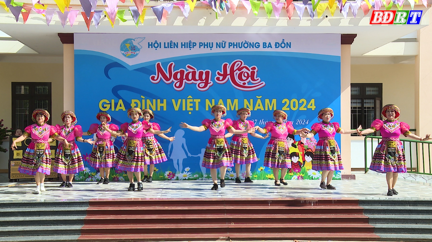 Các hội viên phụ nữ của các khu phố trên địa bàn phường Ba Đồn trình diễn các tiết mục nhảy dân vũ.