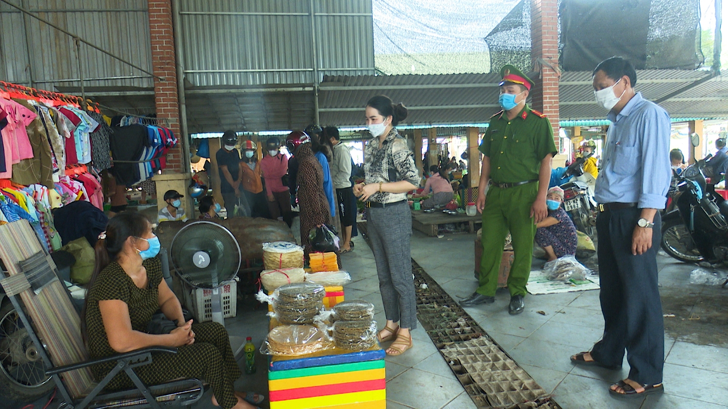 Các lực lượng chức năng xã Quảng Hòa, kiểm tra, hướng dẫn quy định phòng chống dịch Covid-19 cho tiểu thương tại chợ Hòa Ninh.