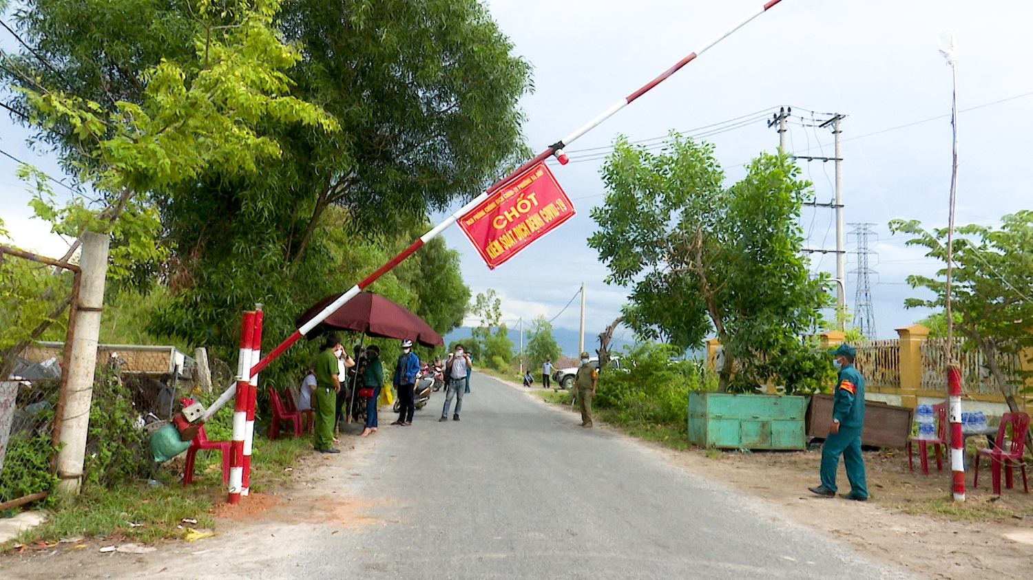 các lực lượng tham gia công tác tại chốt kiểm dịch tại đường từ Quảng Long ra Quảng Xuân