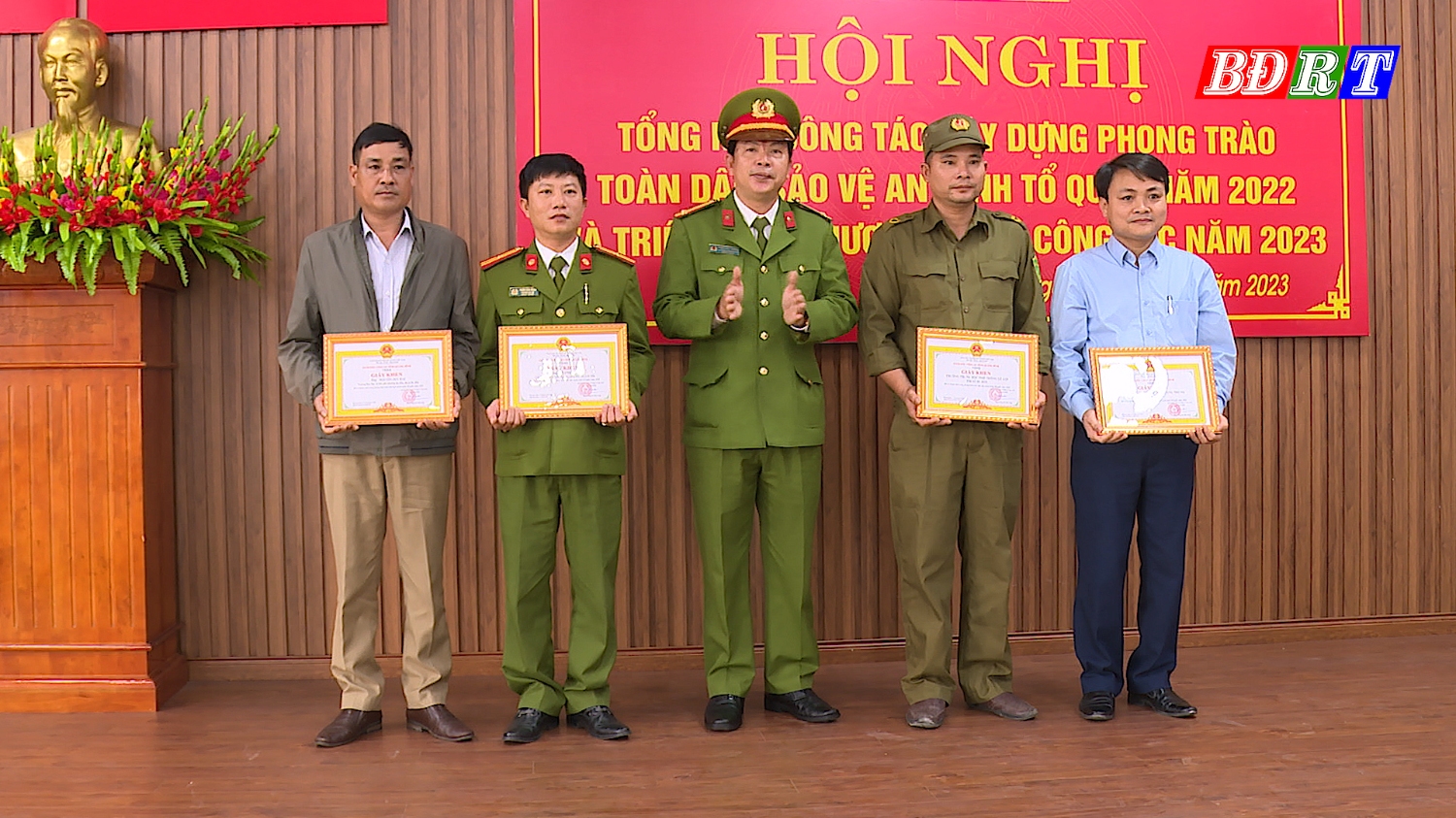 Các tập thể và các nhân được nhận giấy khen của Công an tỉnh Quảng Bình