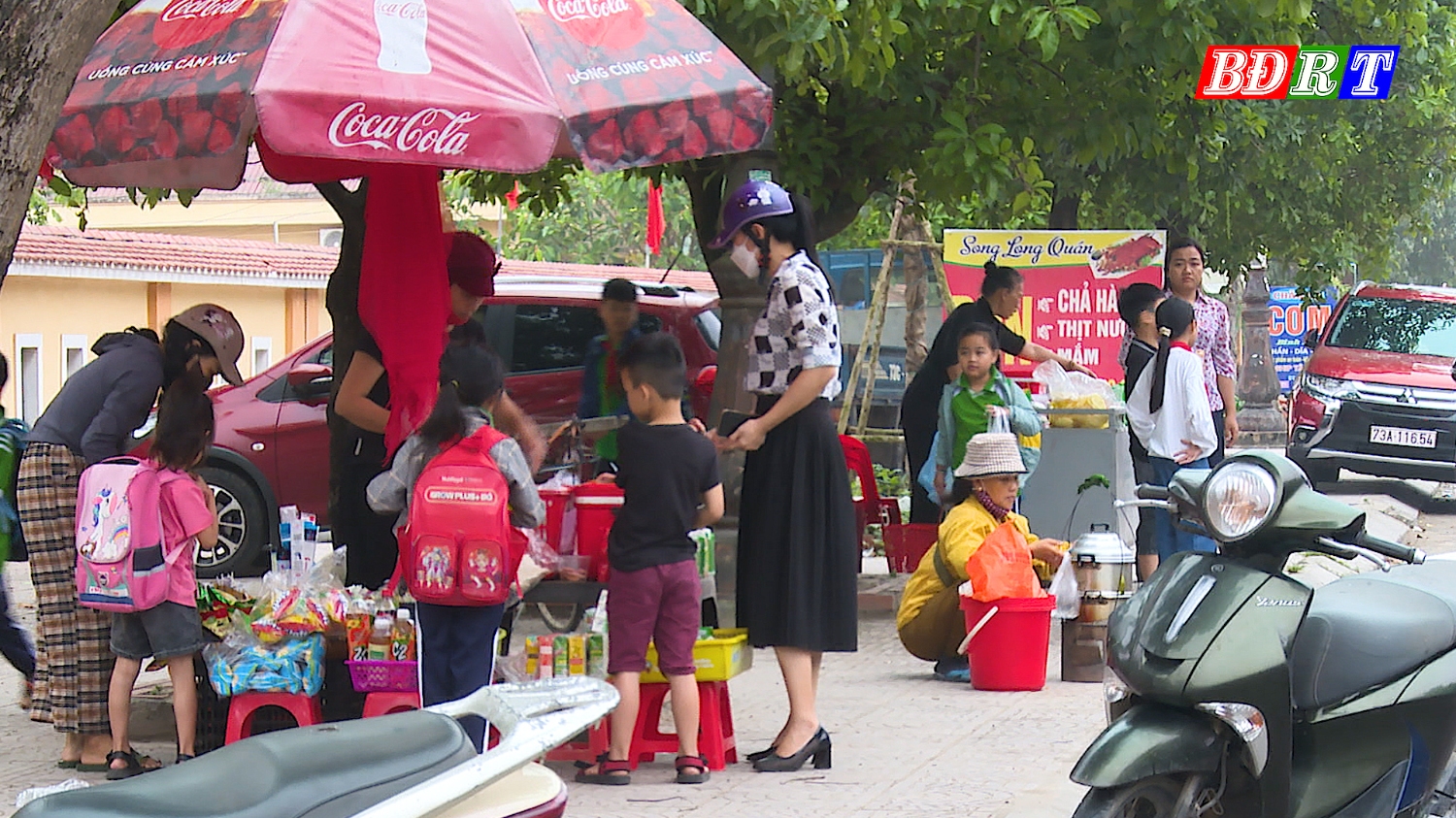 Các thực phẩm bày bán trước cổng các trường học tiềm ẩn nguy cơ mất vệ sinh an toàn thực phẩm