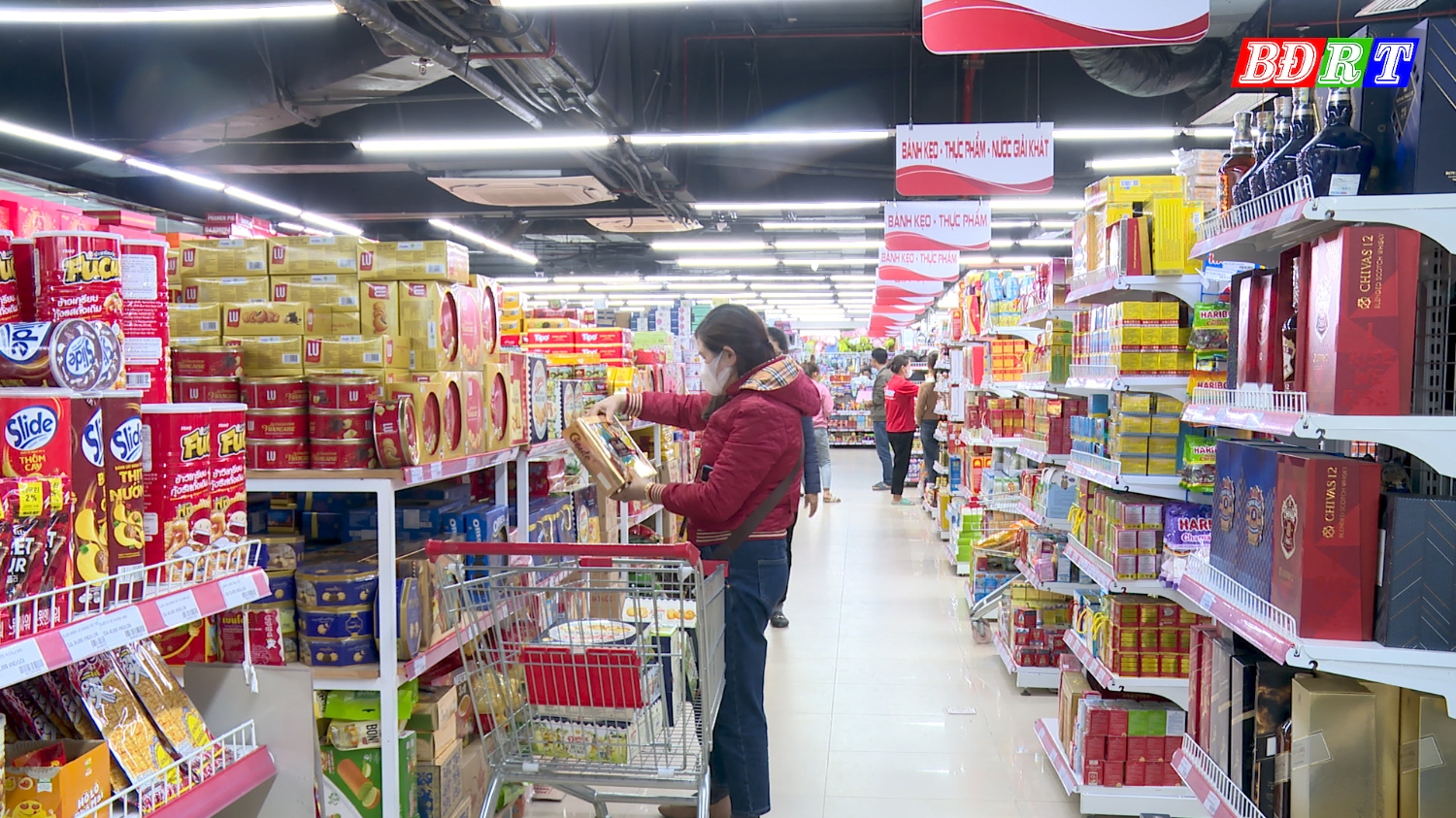 Các trung tâm thương mại, doanh nghiệp đa dạng hóa các sản phẩm gắn với nâng cao chất lượng, đáp ứng nhu cầu thị trường.