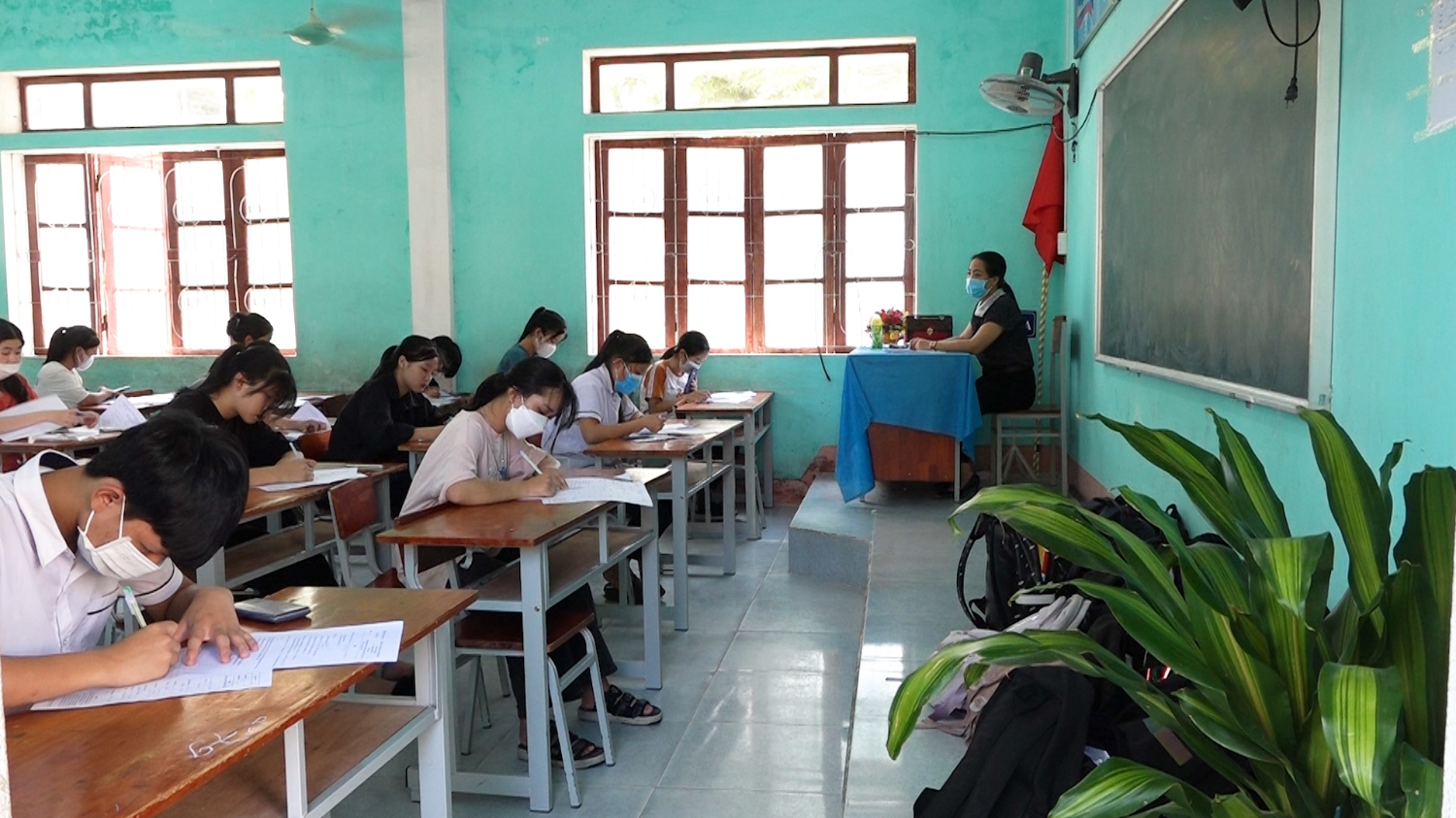 Các trường học tổ chức cho các em học sinh thi thử