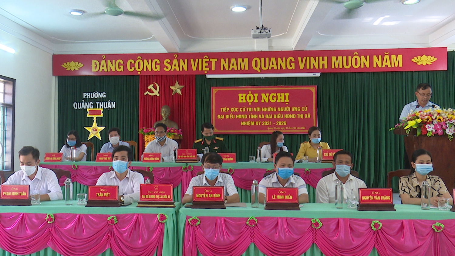 Các ứng cử viên HĐND tỉnh Quảng Bình và thị xã Ba Đồn tham gia vận động bầu cử tại phường Quảng Thuận