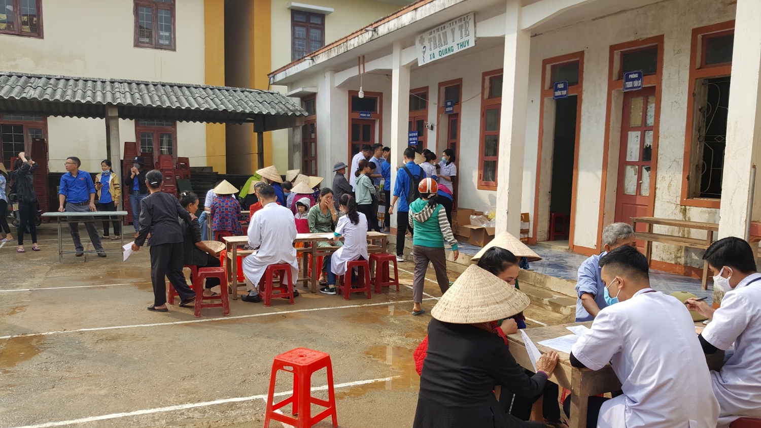 Các y bác sĩ khám, cấp phát thuốc miễn phí cho người dân xã Quảng Thủy.