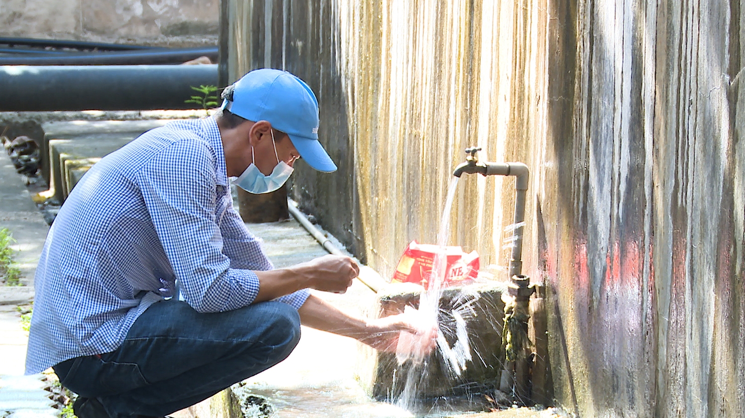 Cán bộ Chi nhánh cấp nước thị xã Ba Đồn thường xuyên lấy mẫu nước để kiểm tra chất lượng, đảm bảo an toàn cho người sử dụng