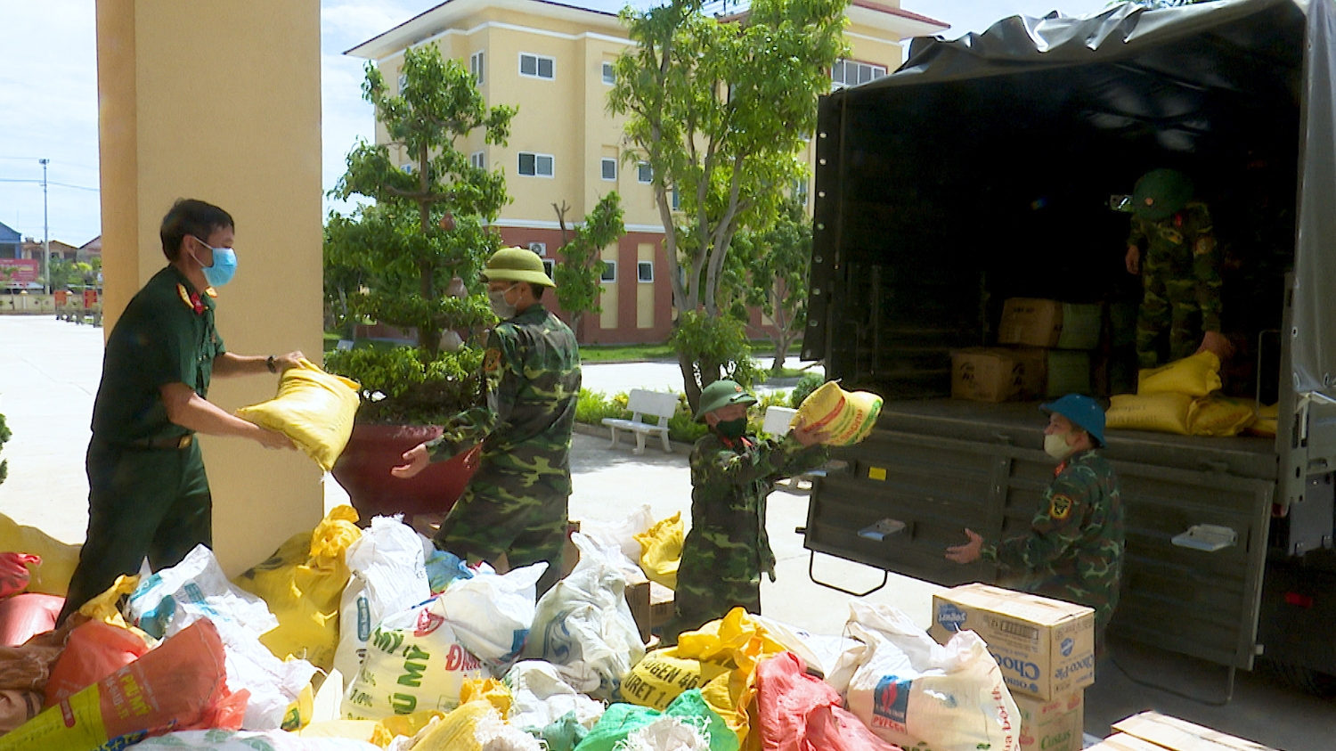 Cán bộ, chiến sỹ Ban chỉ huy quân sự thị xã bốc gạo, củ quả và nhu yếu phẩm cần thiết hỗ trợ người dân vùng dịch ở Thành phố Hồ Chí Minh